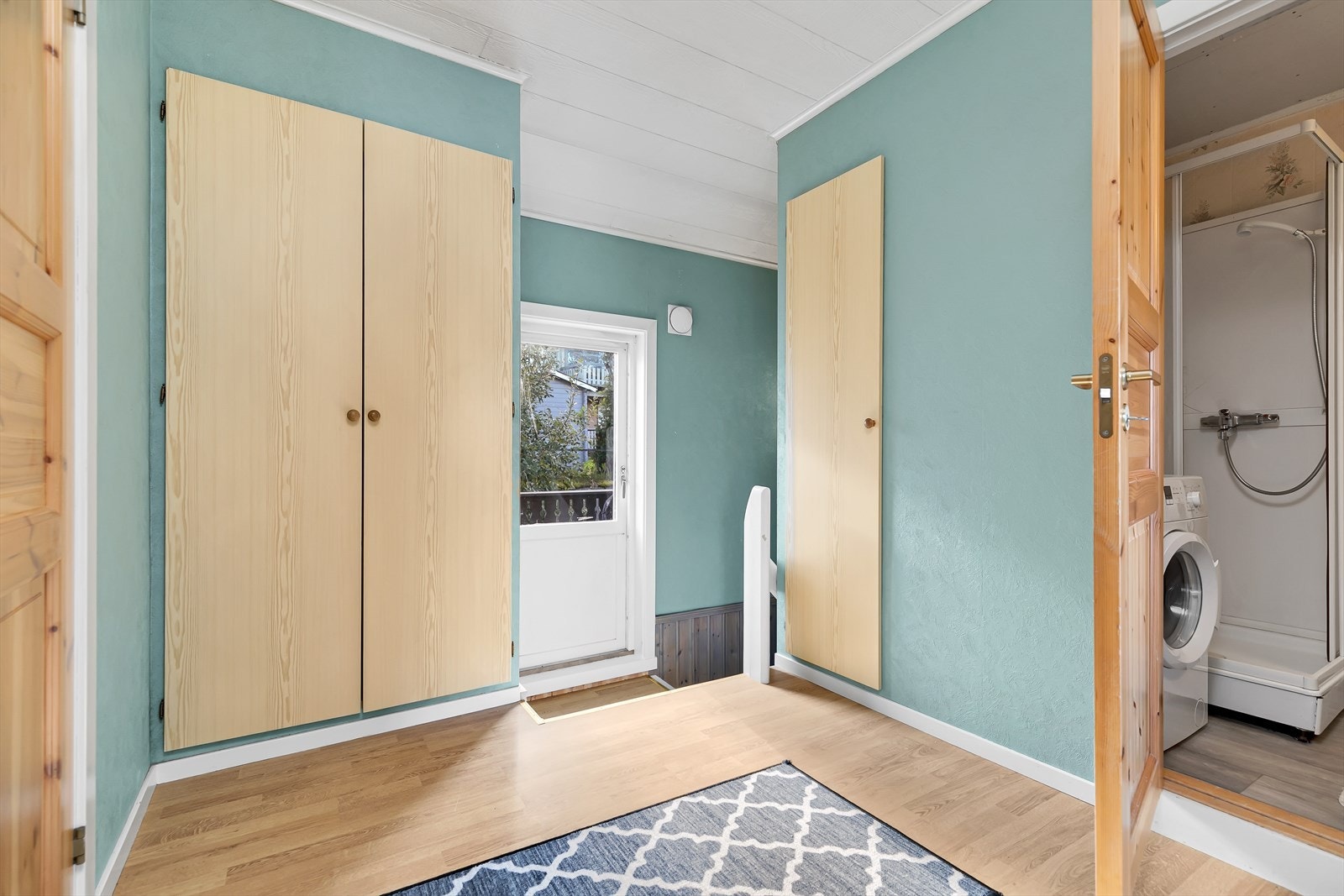 Gang med kott og videre adkomst til veranda Galleribilde