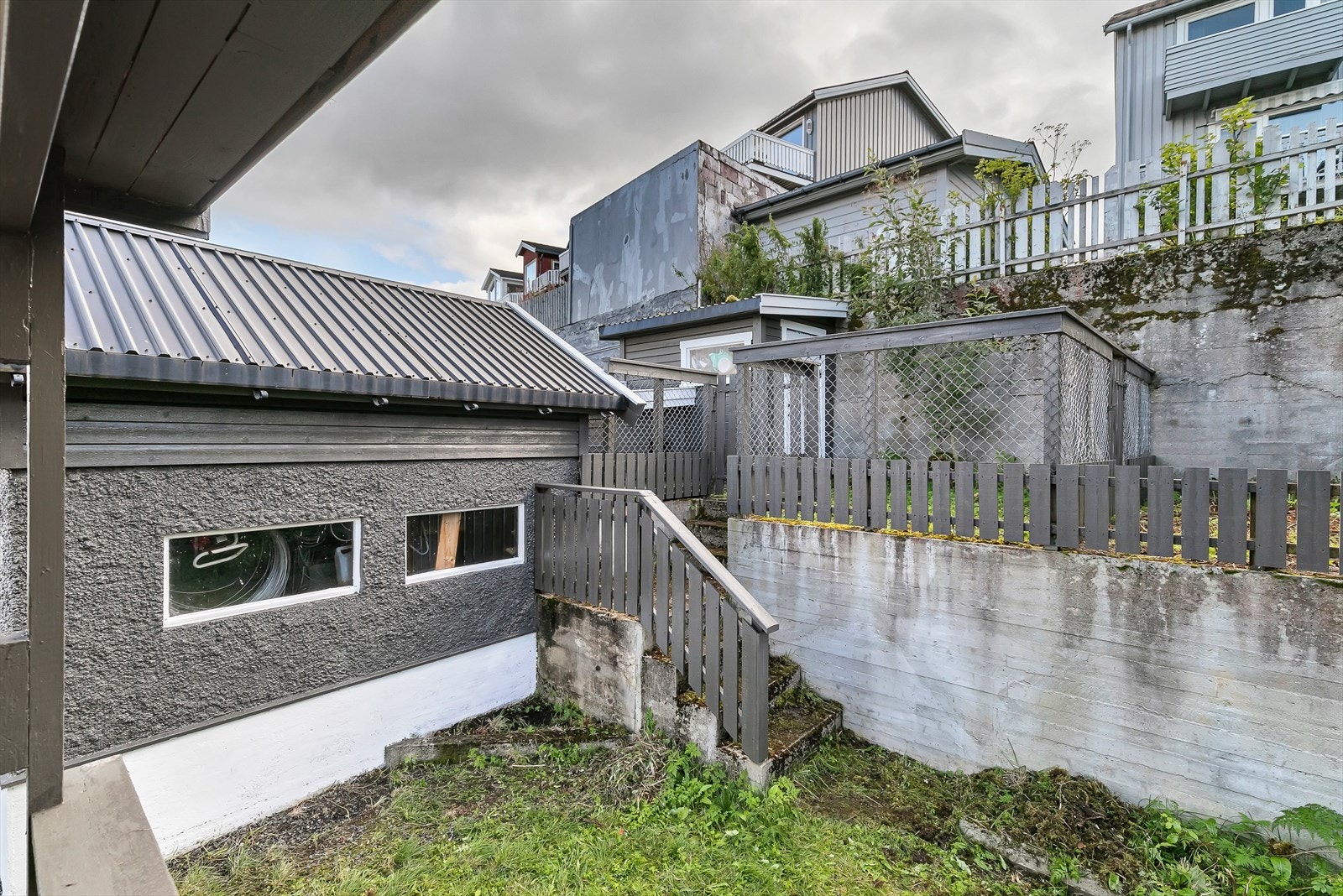 I bakgård er det 2 uthus og hundegård Galleribilde