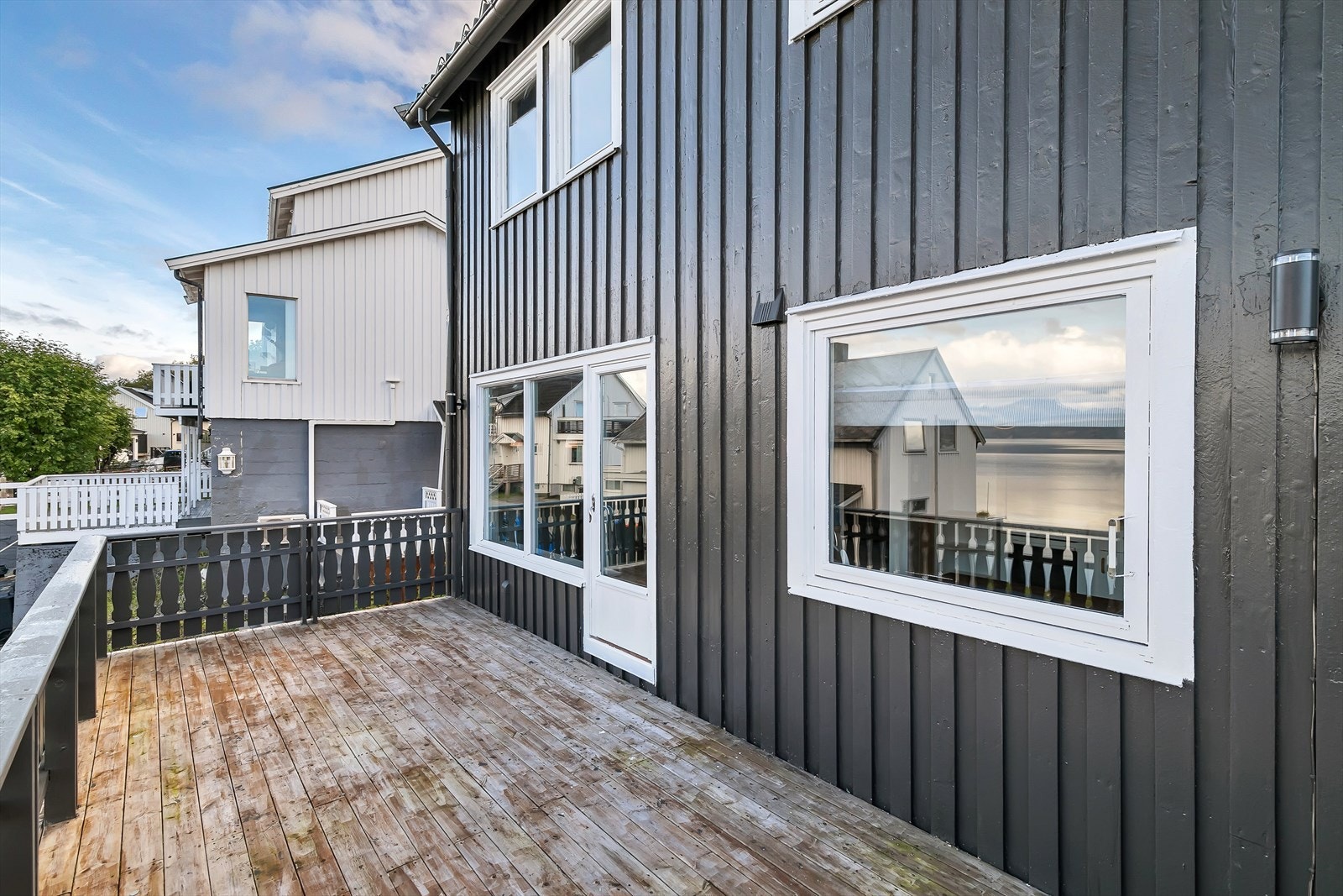 Stor veranda med god plass for møblering Galleribilde