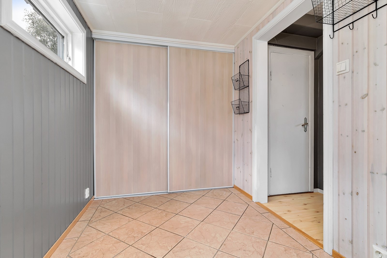 Entré med skyvedørsgarderobe, god plass for oppbevaring Galleribilde