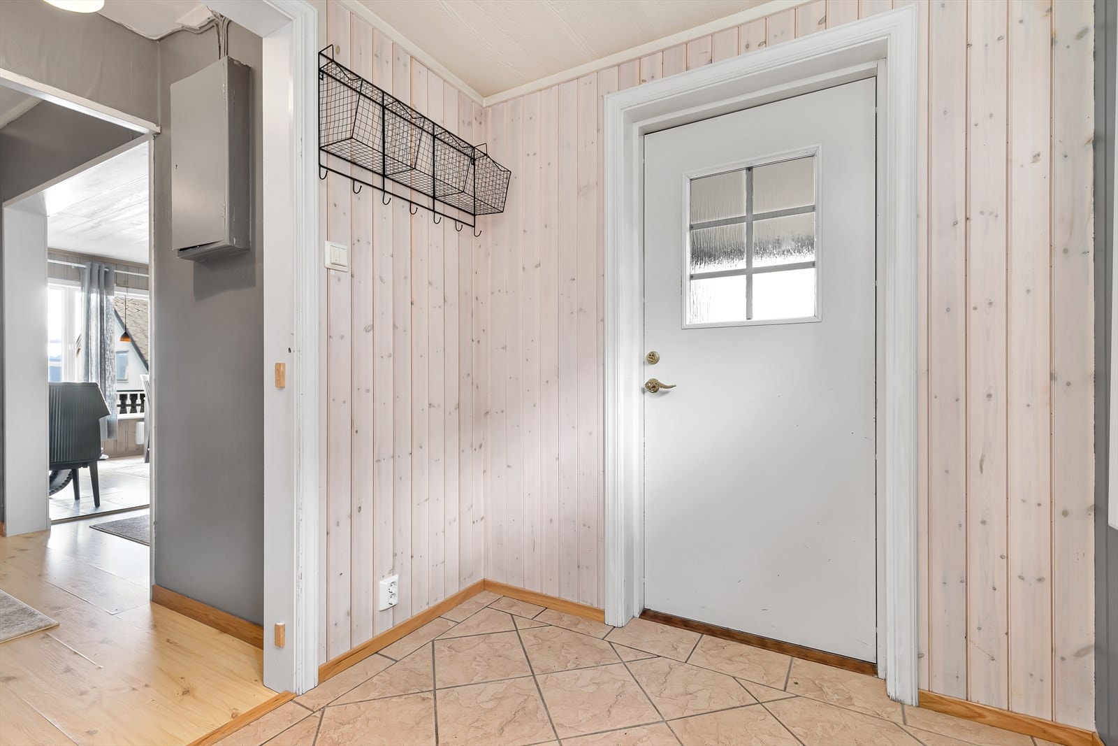 Inn kommer du i en romslig entré med god plass for oppbevaring Galleribilde