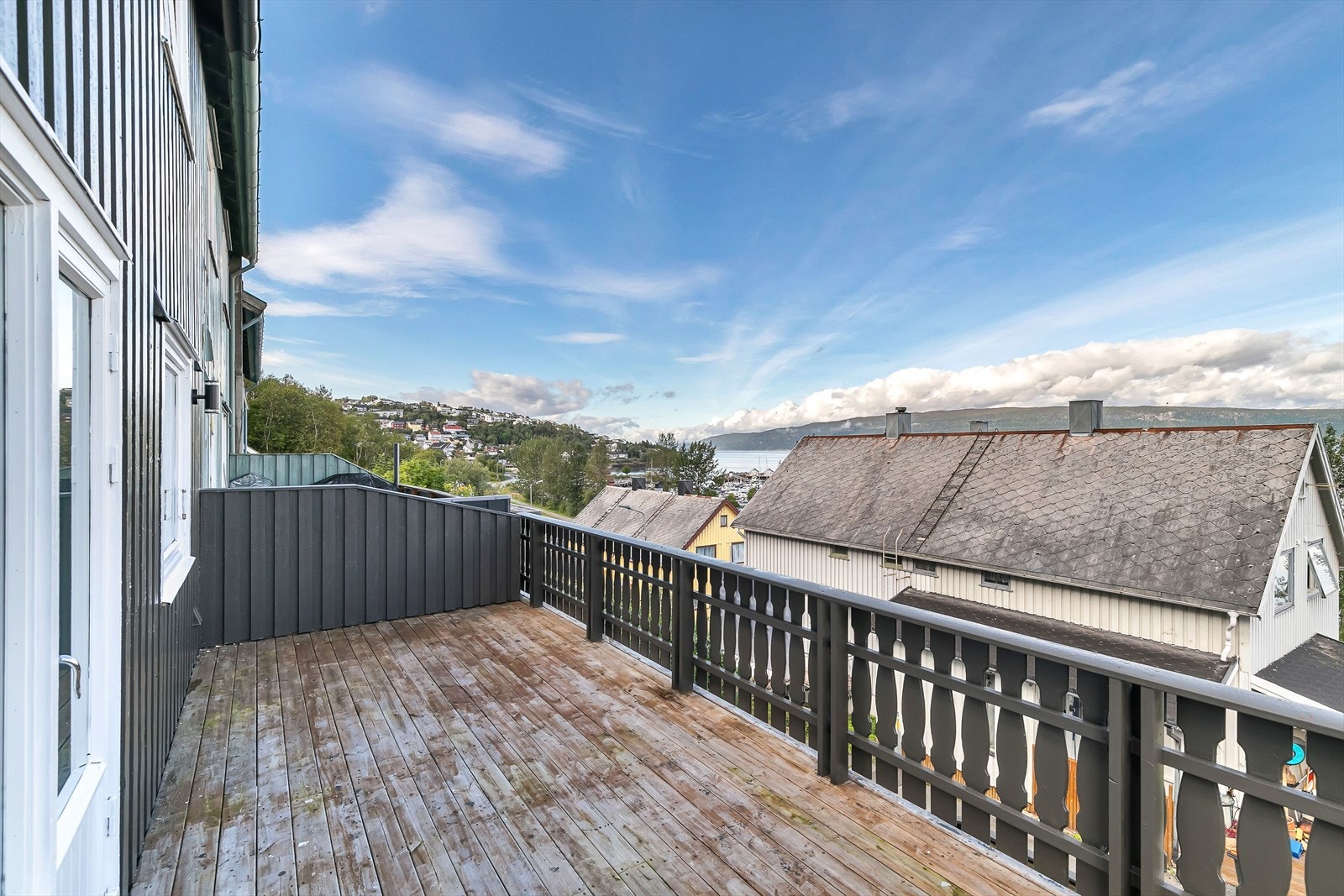 Stor veranda med god plass for utemøbler Galleribilde