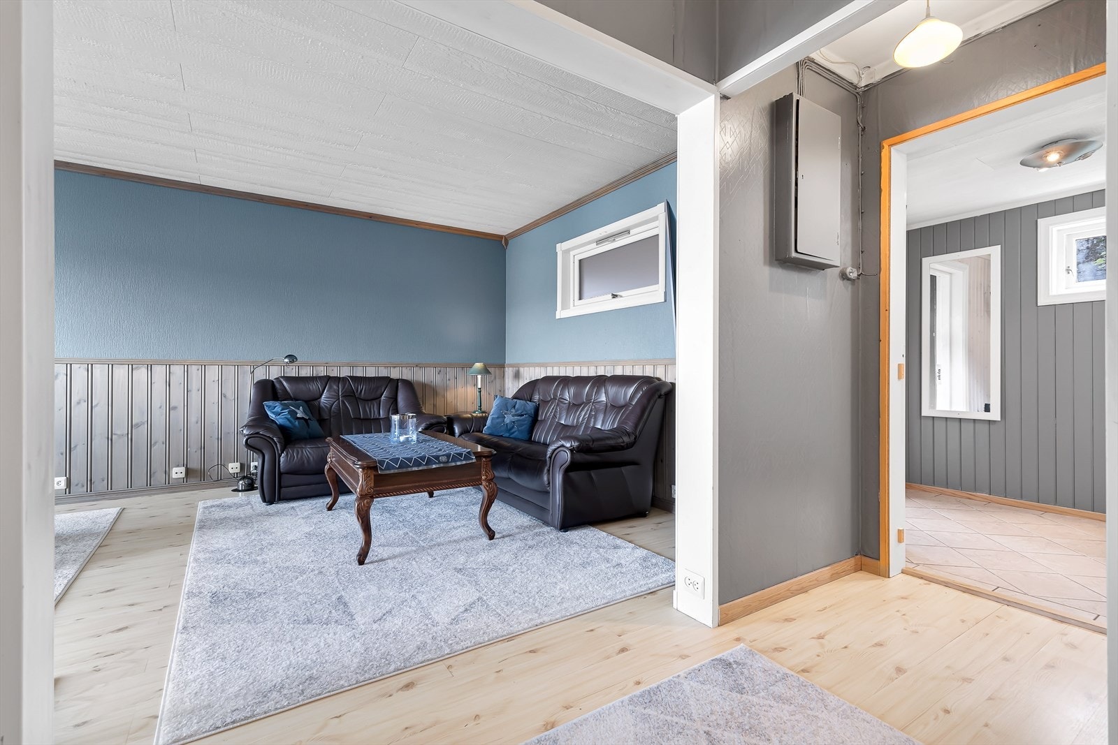 Fra mellomgang kommer du videre inn i stuen Galleribilde