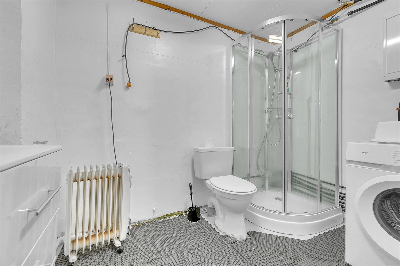 Underetasje - Hybel - Bad Galleribilde