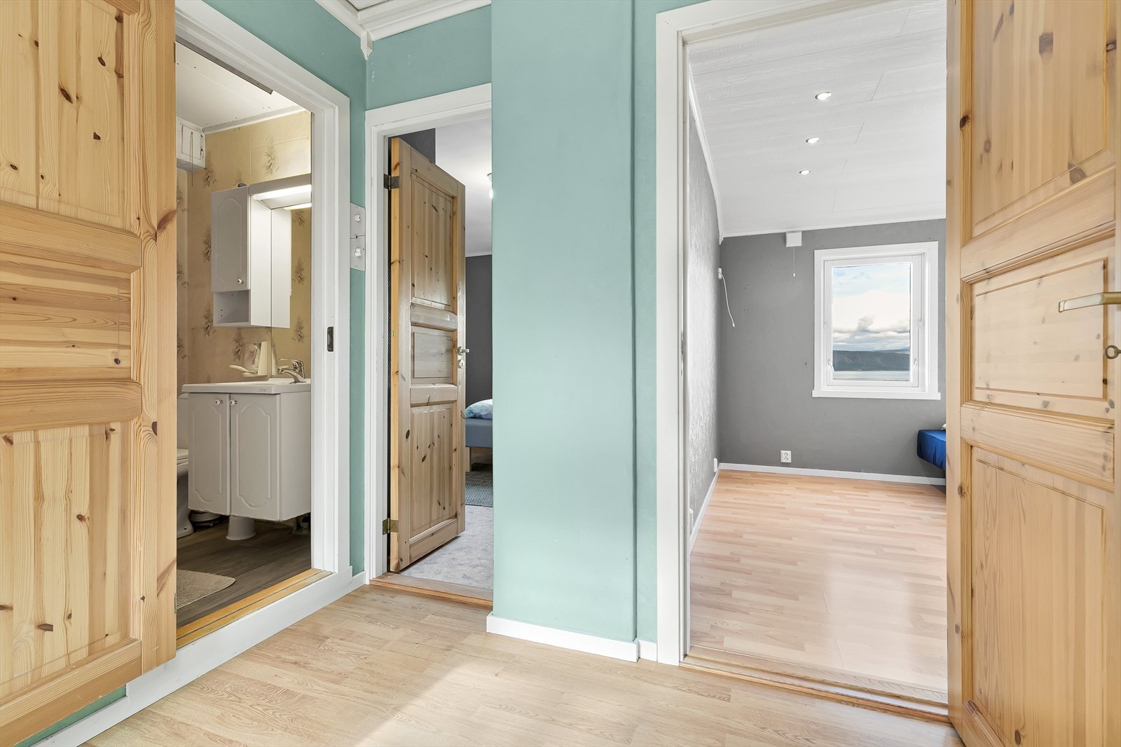 Gang i 2. etasje sett mot bad og 2 soverom Galleribilde