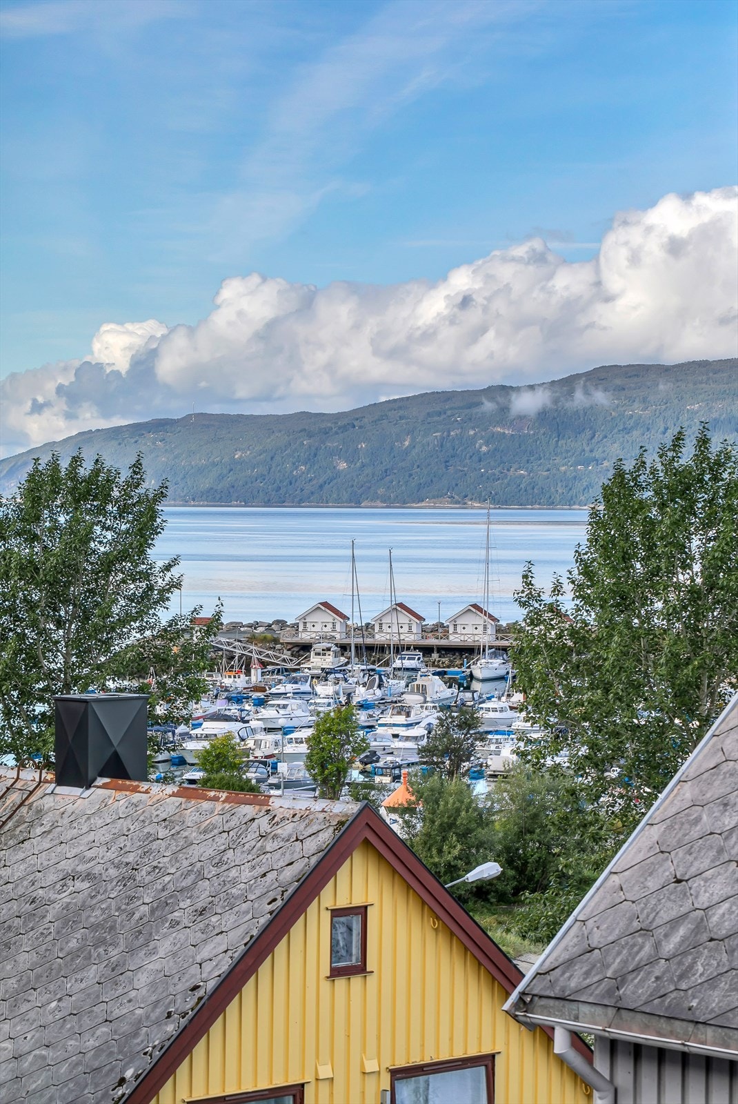 Utsikt fra veranda mot småbåthavna i Vassvik Galleribilde