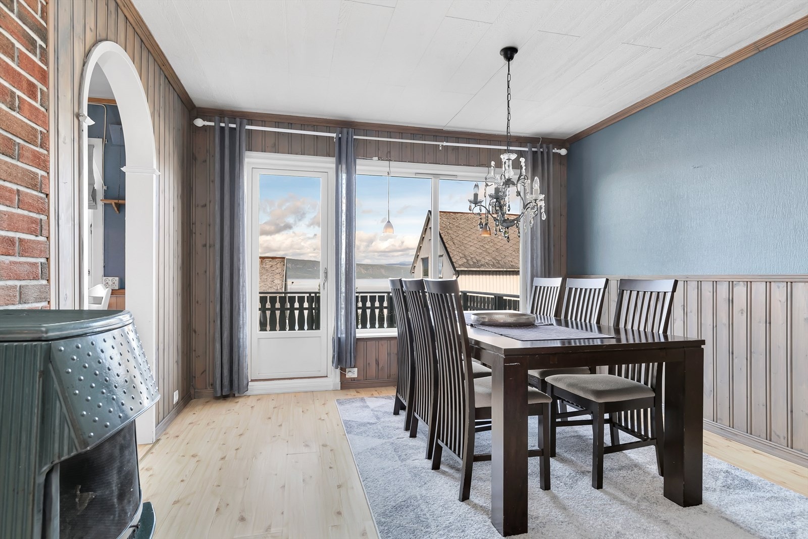 Spisestue med videre adkomst til veranda Galleribilde