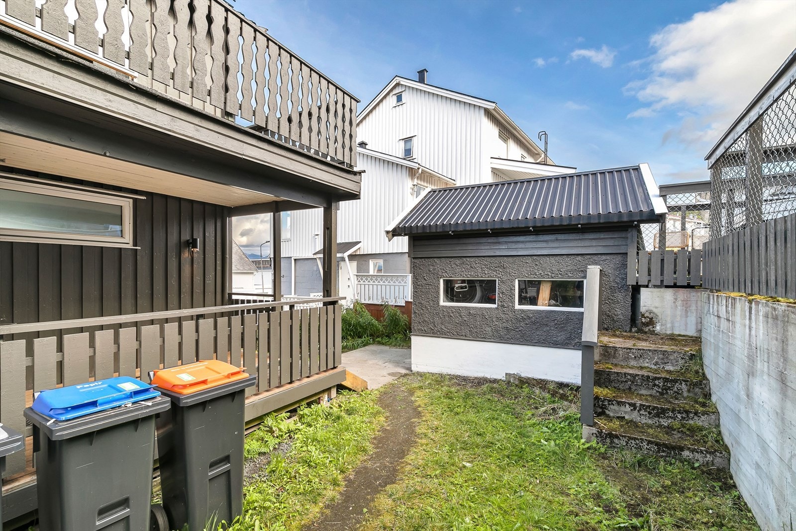 I bakgård er det 2 uthus og hundegård Galleribilde