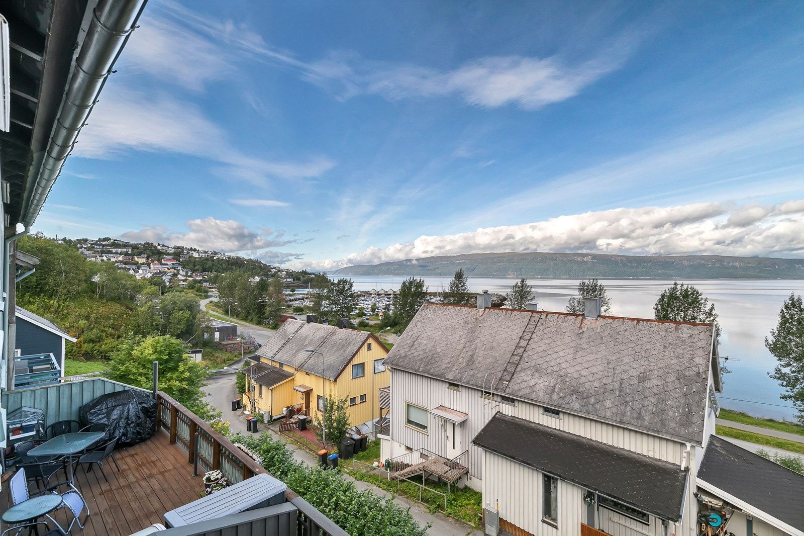 Utsikt fra soverom mot småbåthavna i Vassvik og mot Ofotfjorden Galleribilde