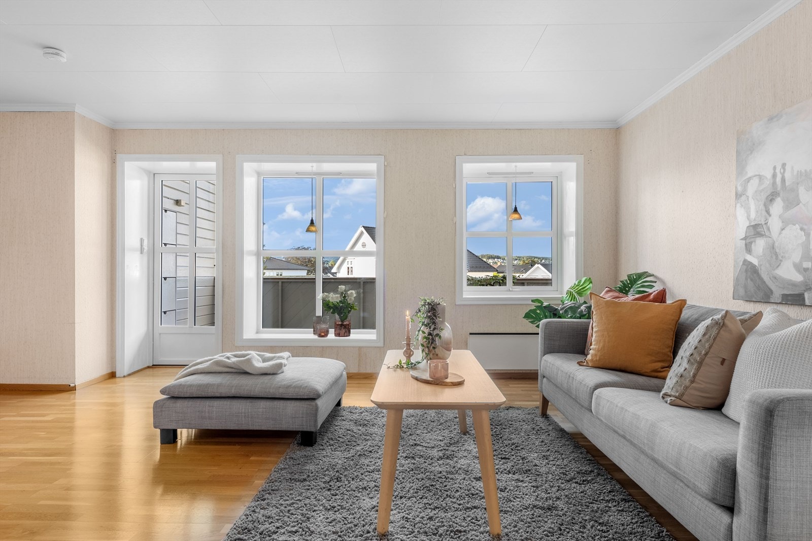 Fra stuen er det utgang til solrik, overbygget veranda Galleribilde