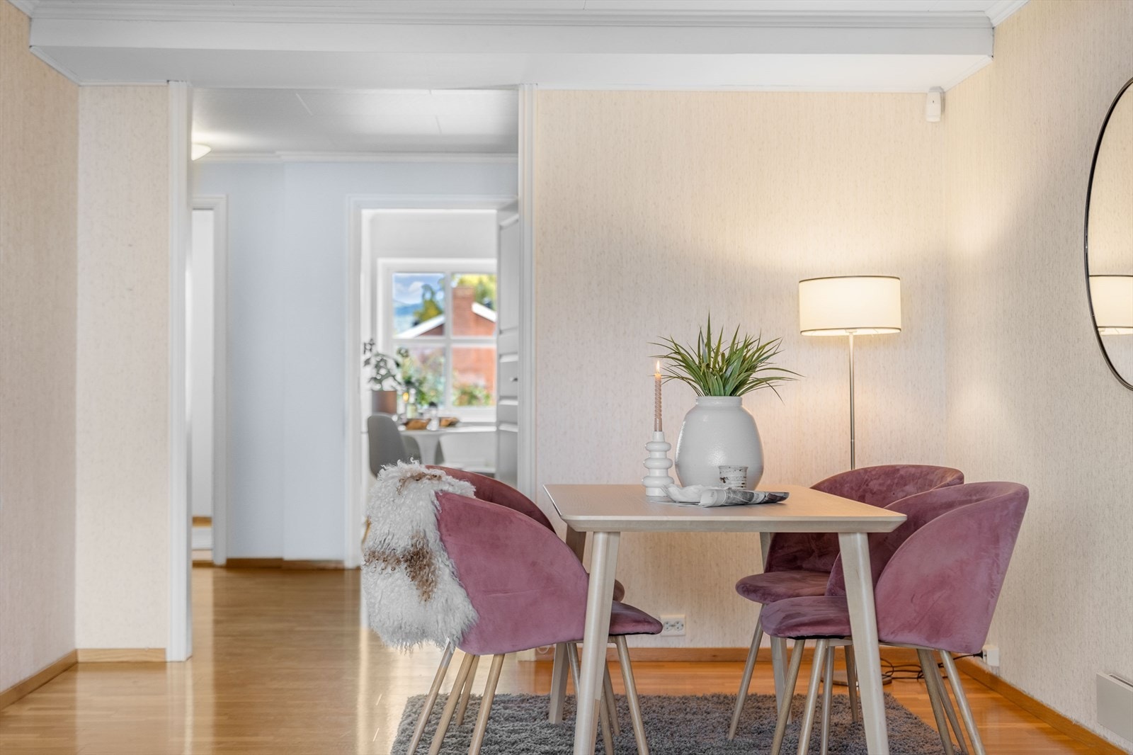 Spisestuen har god plass til langbord Galleribilde