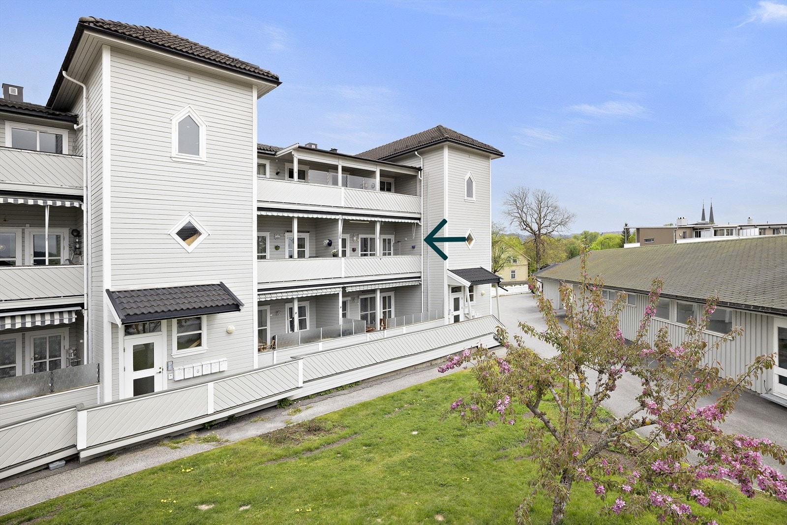 Det er enkel adkomst fra garasje inn til hovedinngang Galleribilde