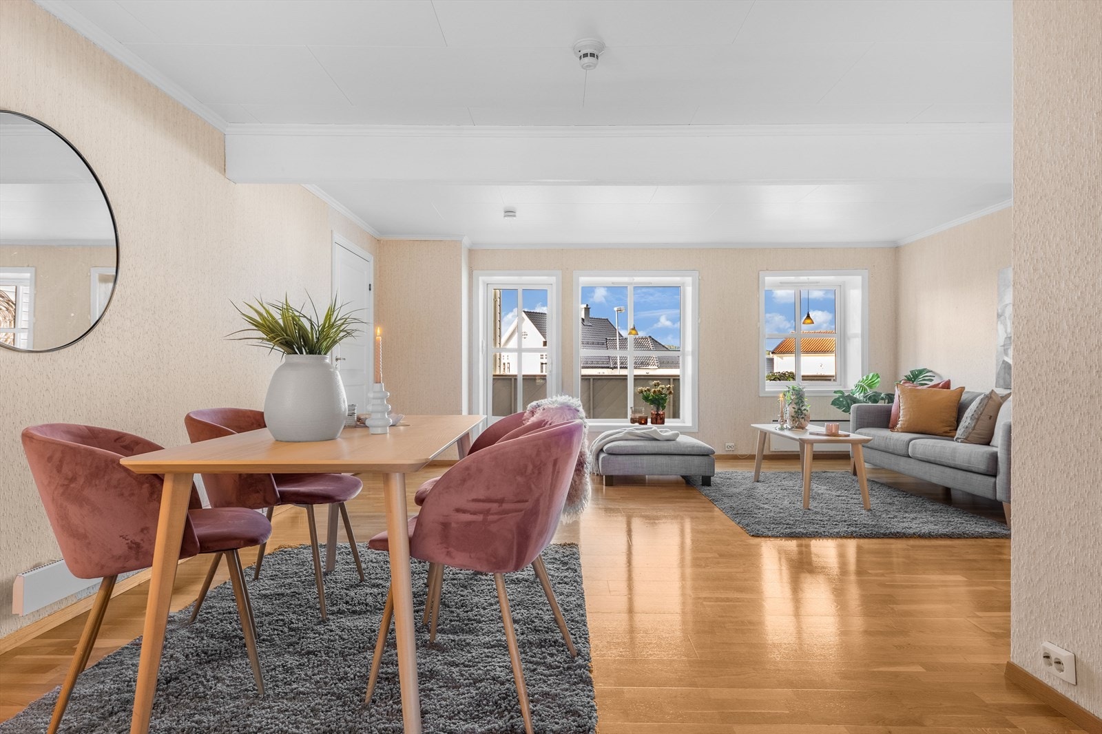 Lys og innbydende stue med god plass til stort langbord og sofagruppe Galleribilde