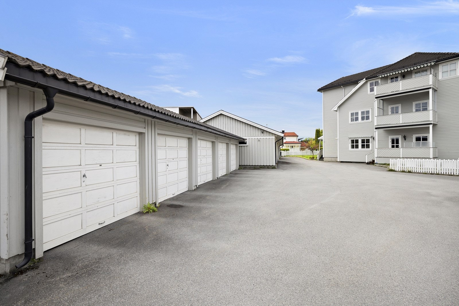 Det medfølger en garasjeplass i felles garasjebygg - enkel inn- og utkjøring - garasje har elektrisk portåpner Galleribilde