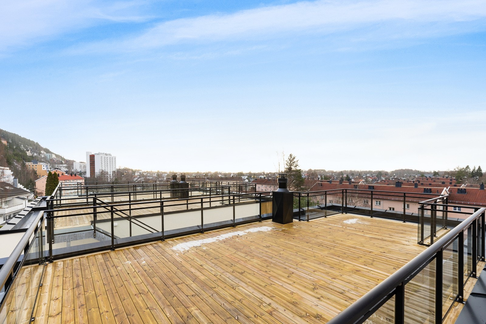 Fritt utsyn over området fra takterrassen Galleribilde