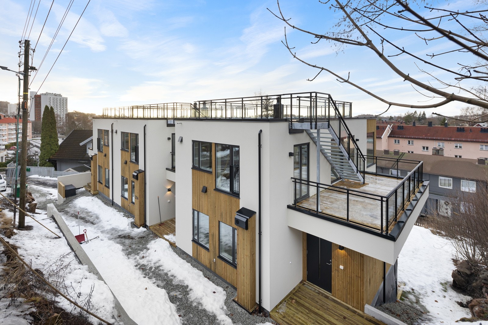 Fasade med inngangsparti, boligen ligger innerst av 3 Galleribilde