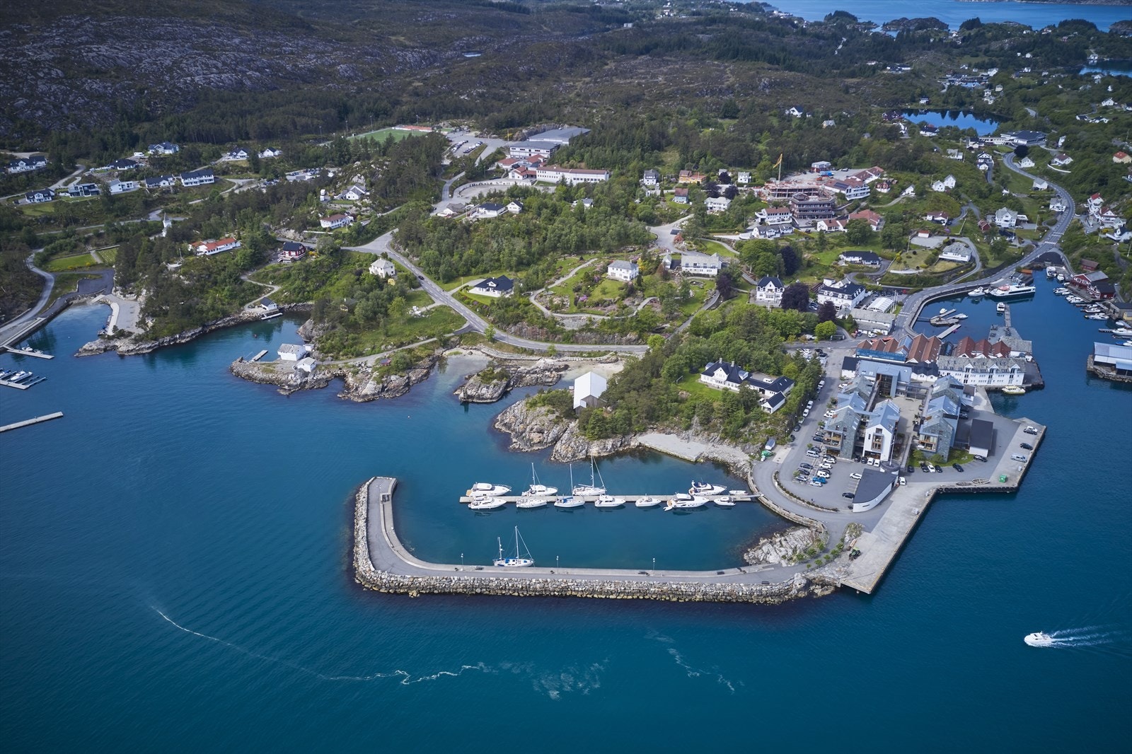 Leirvik Marina vil ligger meget fint til i familieeldoradoet som er
området rundt Bekkjarvik. Det er gangavstand til Bekkjarvik sentrum. Galleribilde