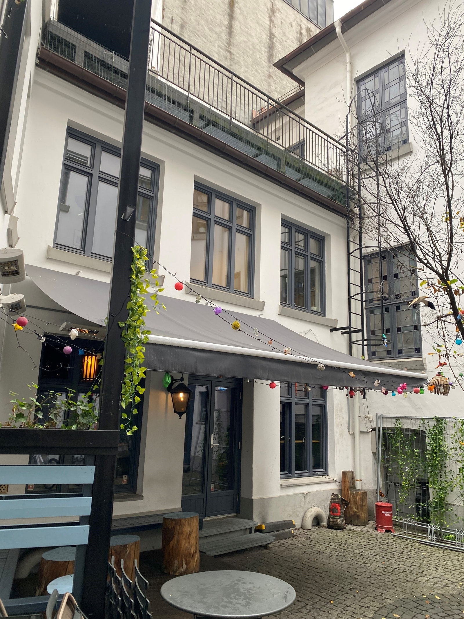 Vinbar med utgang til gårdsrom Galleribilde