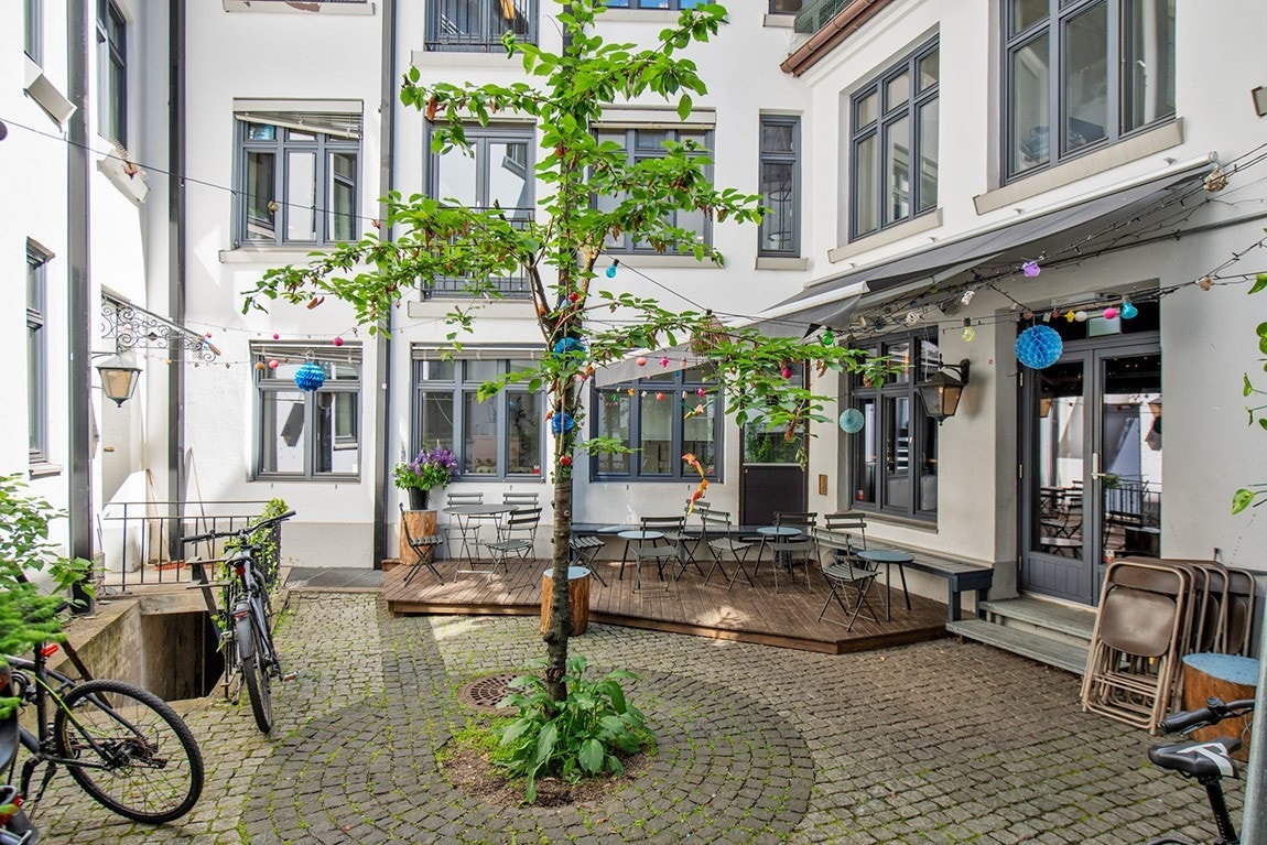 Hyggelig gårdsrom med lun atmosfære og sykkelparkering Galleribilde