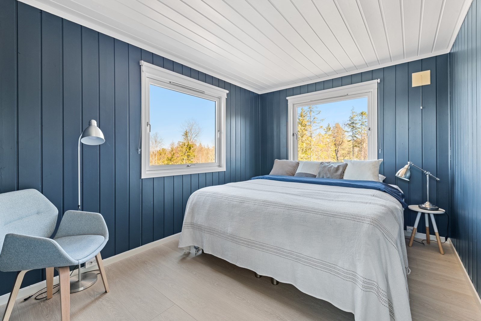 Soverom III har fin plass til dobbeltseng og kommode Galleribilde