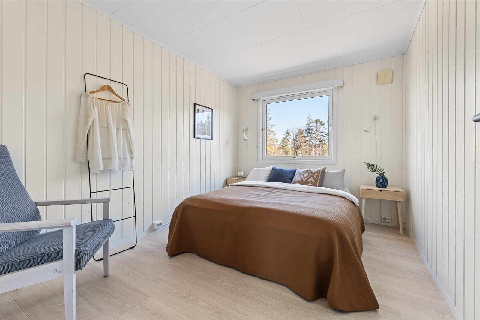 Soverom II har god plass til dobbeltseng og tilhørende nattbord Galleribilde