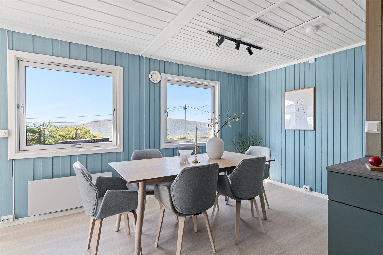 Spisebord plassert ved kjøkkenet Galleribilde