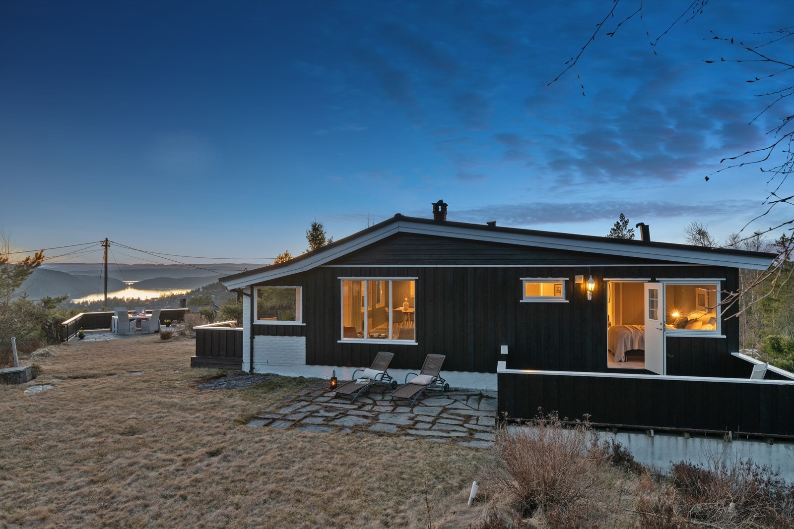 Eiendommen ligger usjenert og fint til. Galleribilde