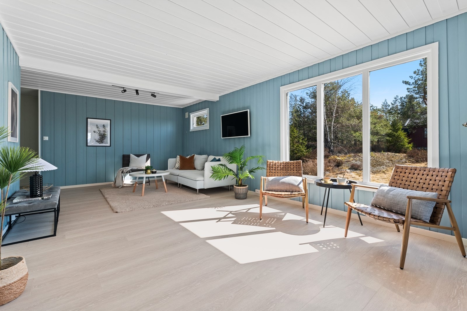 Koselig stue med plass til sofa- og sittegrupper Galleribilde