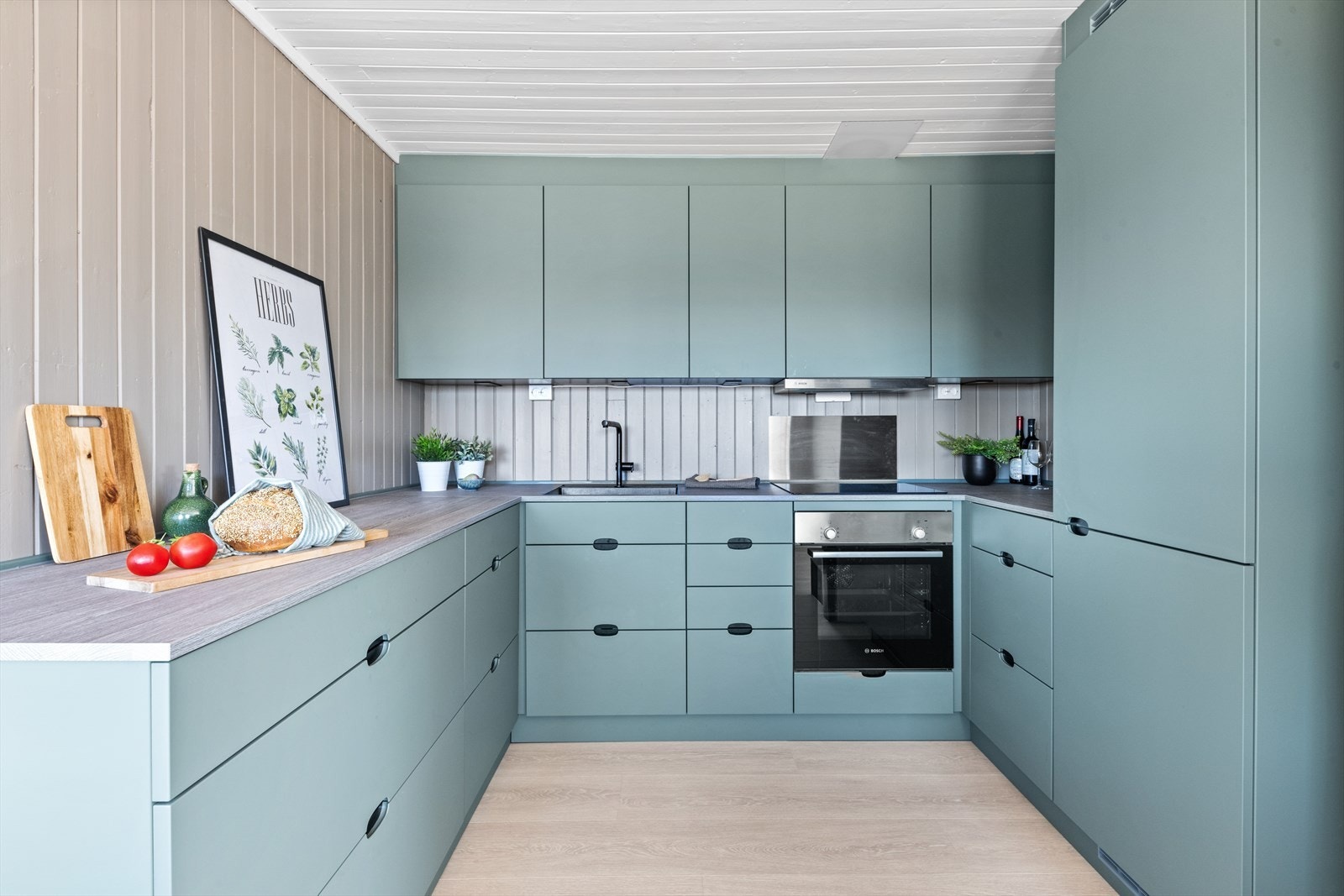 Kjøkken med delikat innredning og integrerte hvitevarer Galleribilde