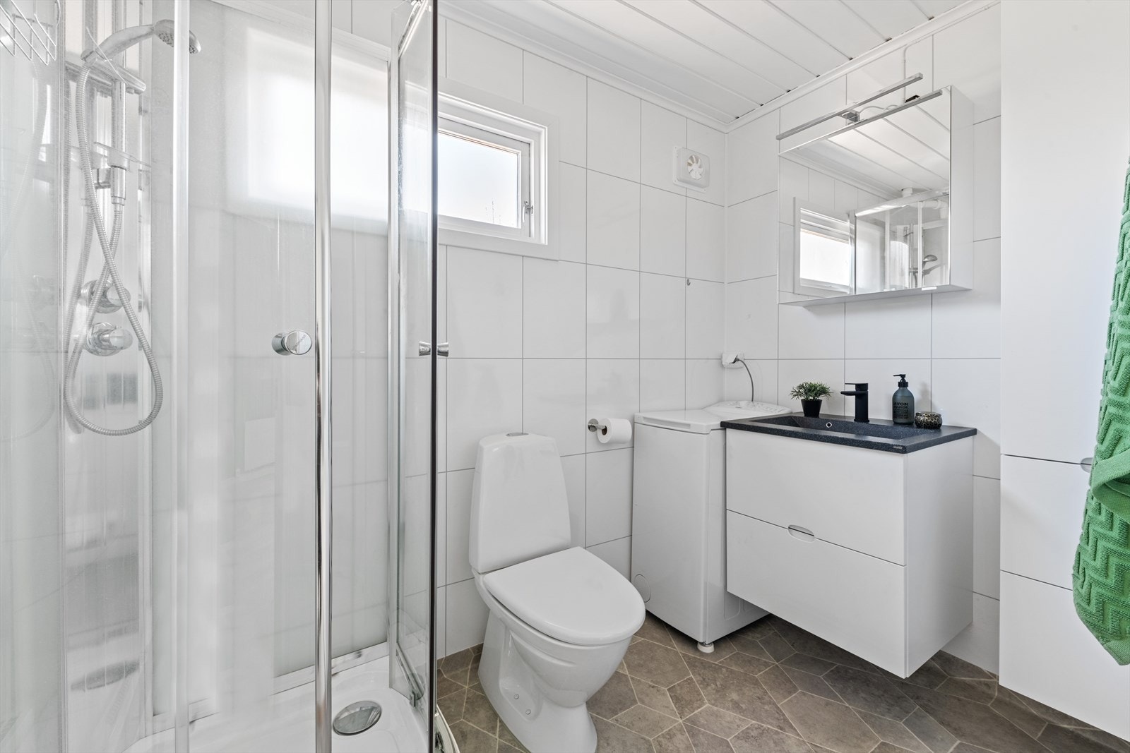 Bad / wc med servantinnredning, dusjkabinett og opplegg for vaskemaksin Galleribilde