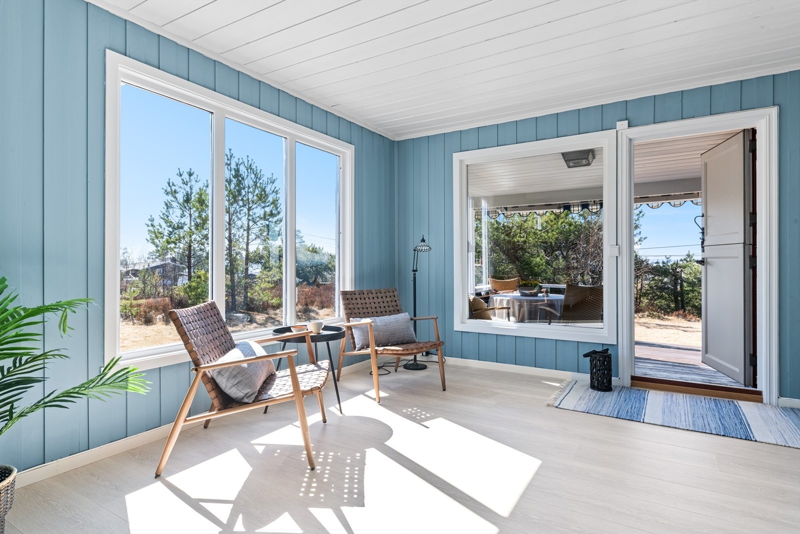 Store vindusflater gir stuen mye naturlig lys, og en hyggelig atmosfære Galleribilde