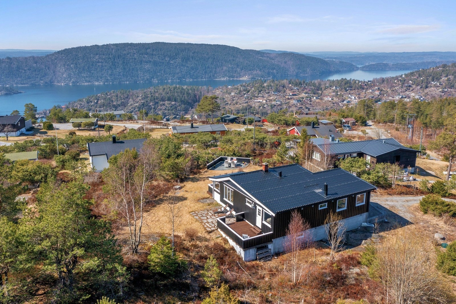 Eiendommen har solrik beliggenhet og flott utsikt. Galleribilde