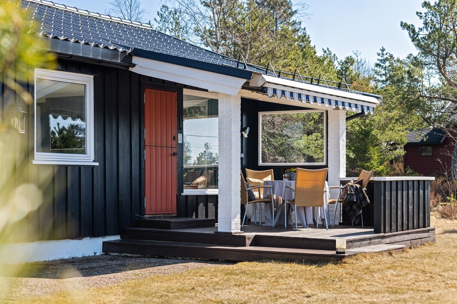 Fra stuen er det utgang til delvis overbygd terrasse Galleribilde