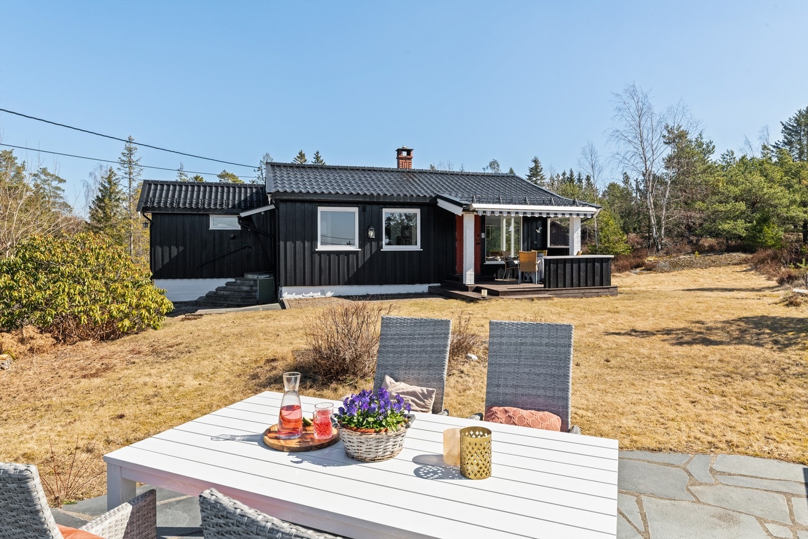 Det er opparbeidet fine skiftelagte uteplasser på tomten Galleribilde