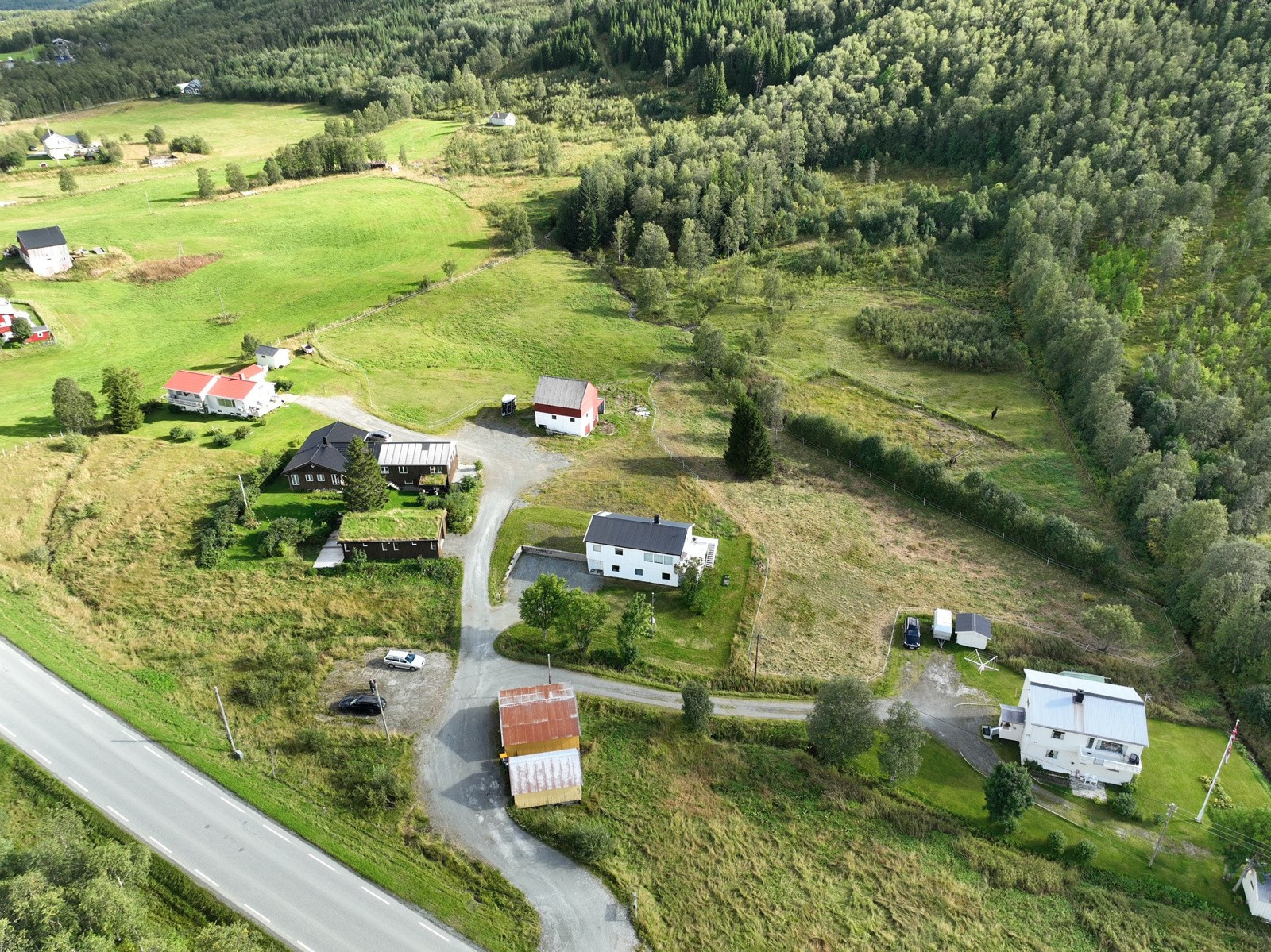 Velkommen til Breivikeidvegen 89 - presentert av Sne Eiendomsmegling ved Stina Stormo.