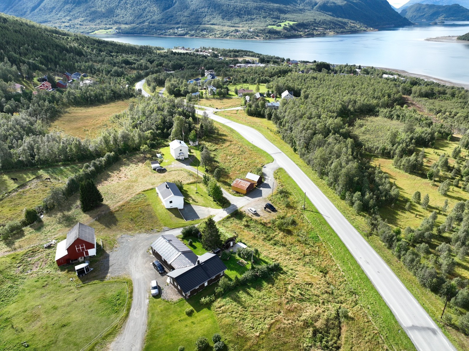 Det er kort vei til barnehage, barneskole og nærbutikk på Fagernes for å nevne noe.