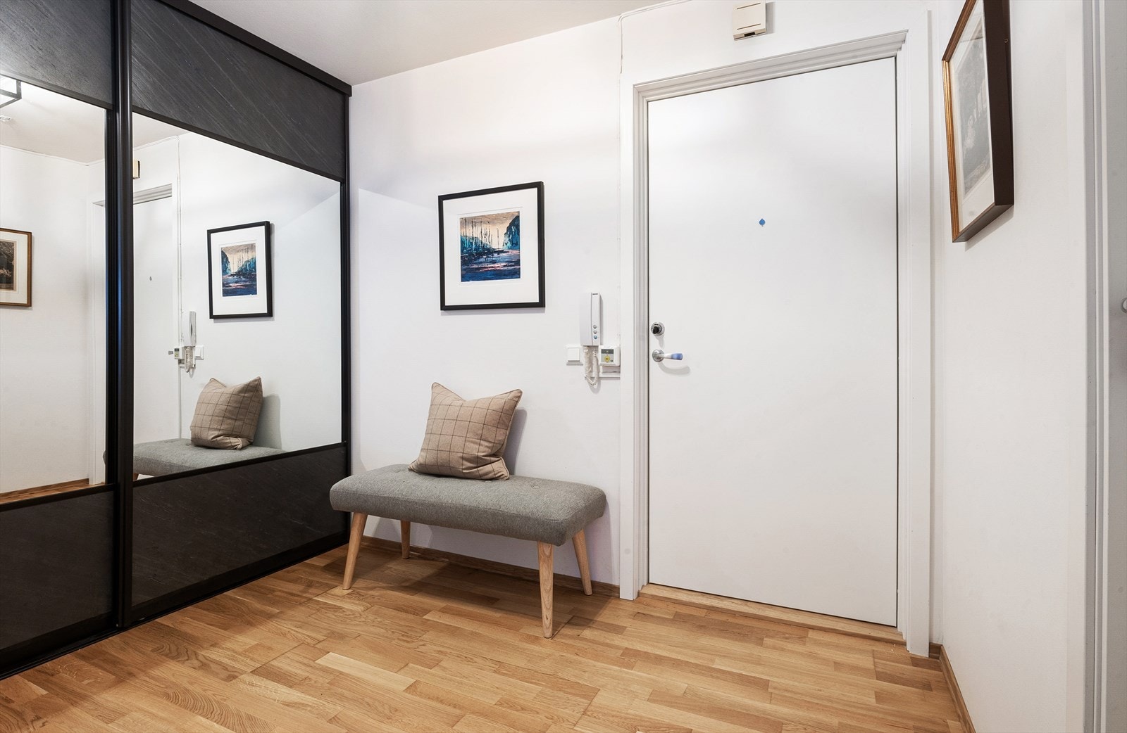 Romslig og innbydende entré med god oppbevaringsplass Galleribilde