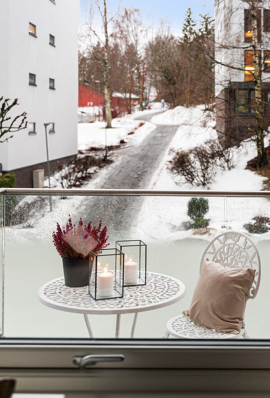 Fra balkongen har du utsyn mot borettslagets fellesområder Galleribilde