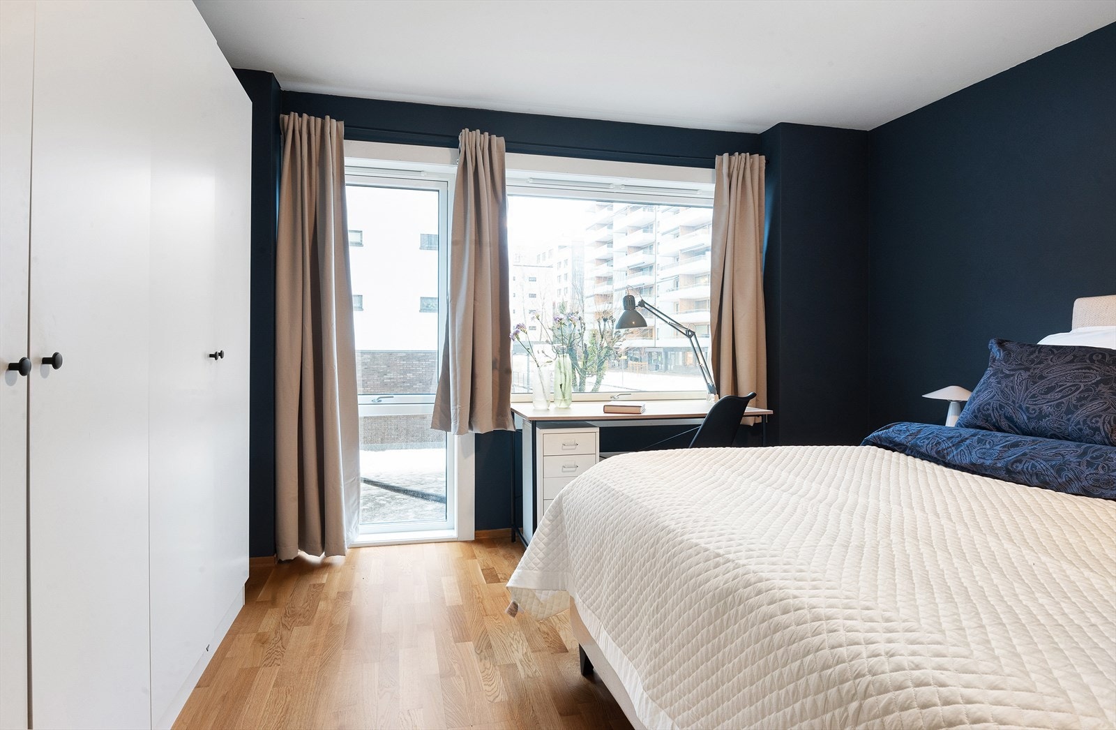 Soverommet har god plass til dobbeltseng, nattbord, garderobeskap og kontorplass Galleribilde