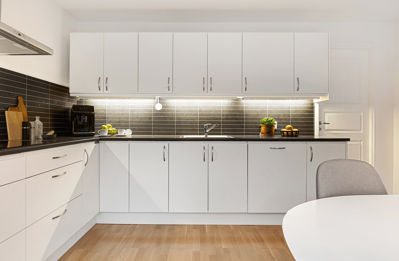 Rikelig med oppbevaringsplass og godt med benkeplass Galleribilde