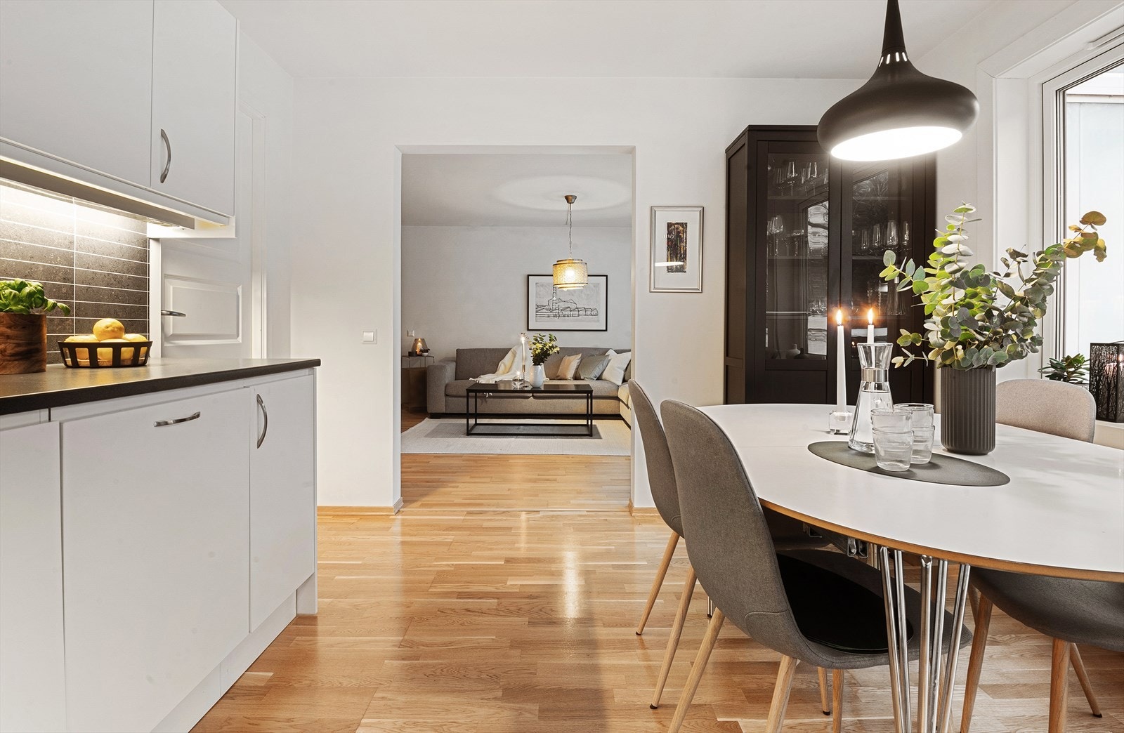 Det er plass til et stort spisebord på kjøkkenet Galleribilde