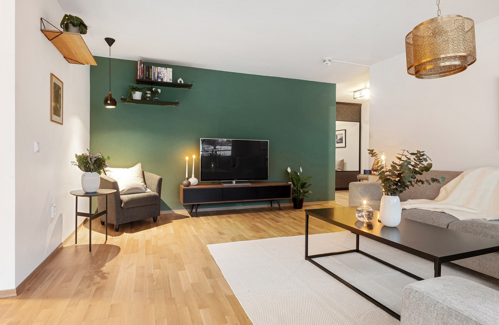 Stuen har god plass til sofakrok, stuebord, tv-benk, m.m. Galleribilde