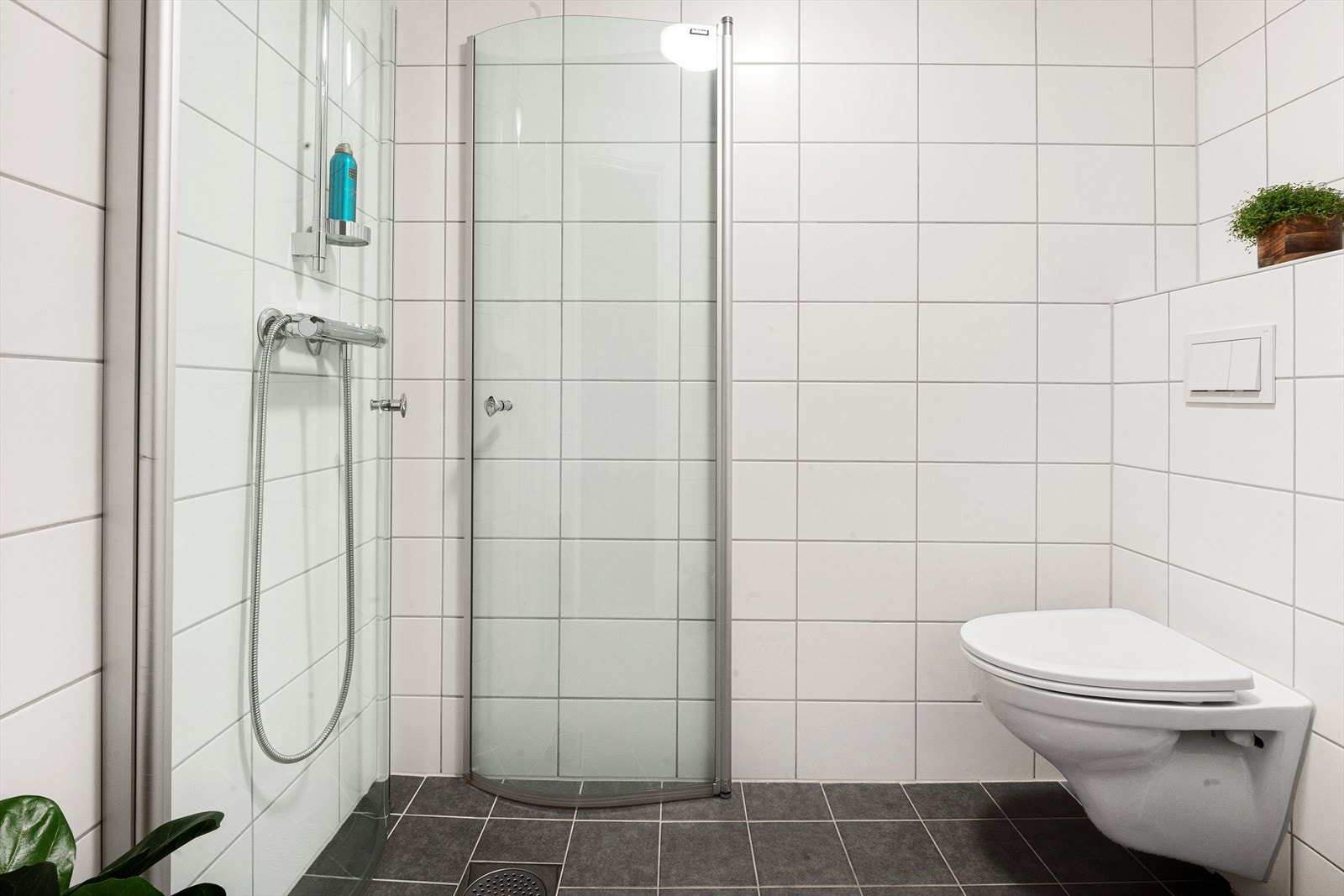 Pent flislagt dusjbad med varmekabler i gulvet, vegghengt toalett - Nytt i 2018 Galleribilde