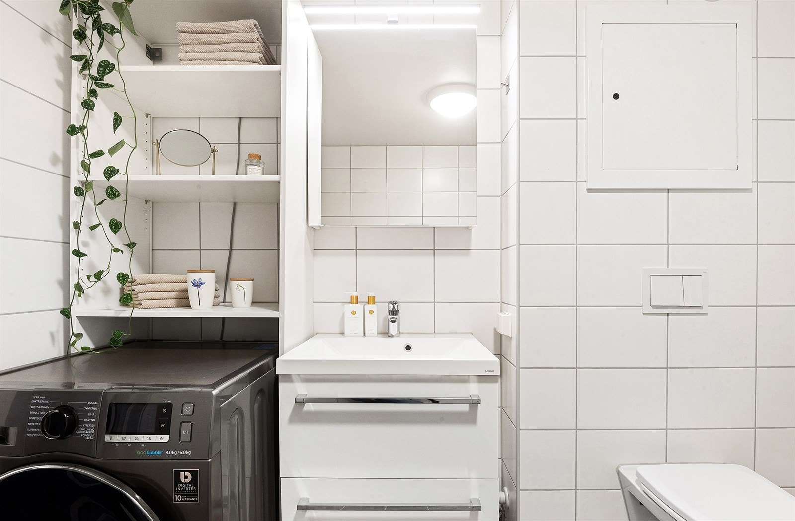 Badet er fra 2018 og har opplegg og plass for vaskemaskin, dusjhjørne og varmekabler i gulv Galleribilde