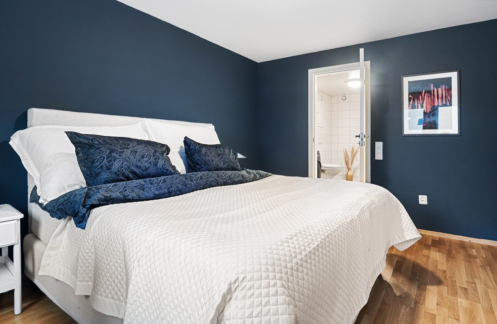 Det største badet er tilknyttet hovedsoverommet Galleribilde