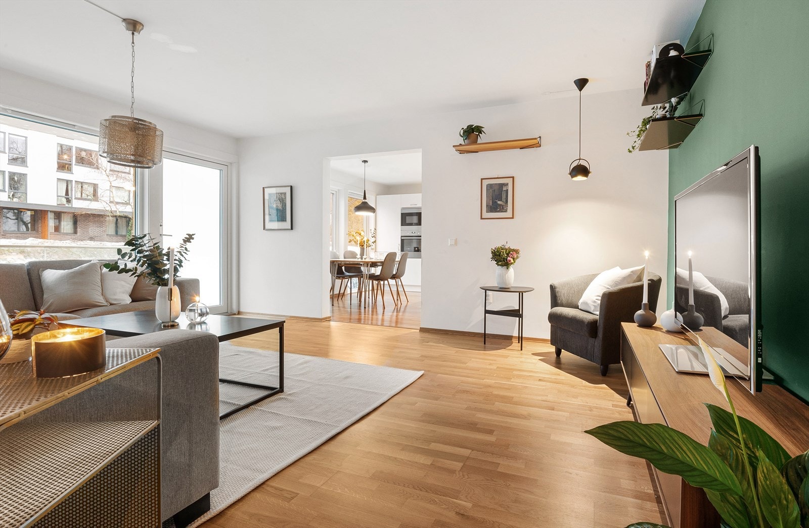 Stuens store vinduer gir rikelig med natulig lys Galleribilde