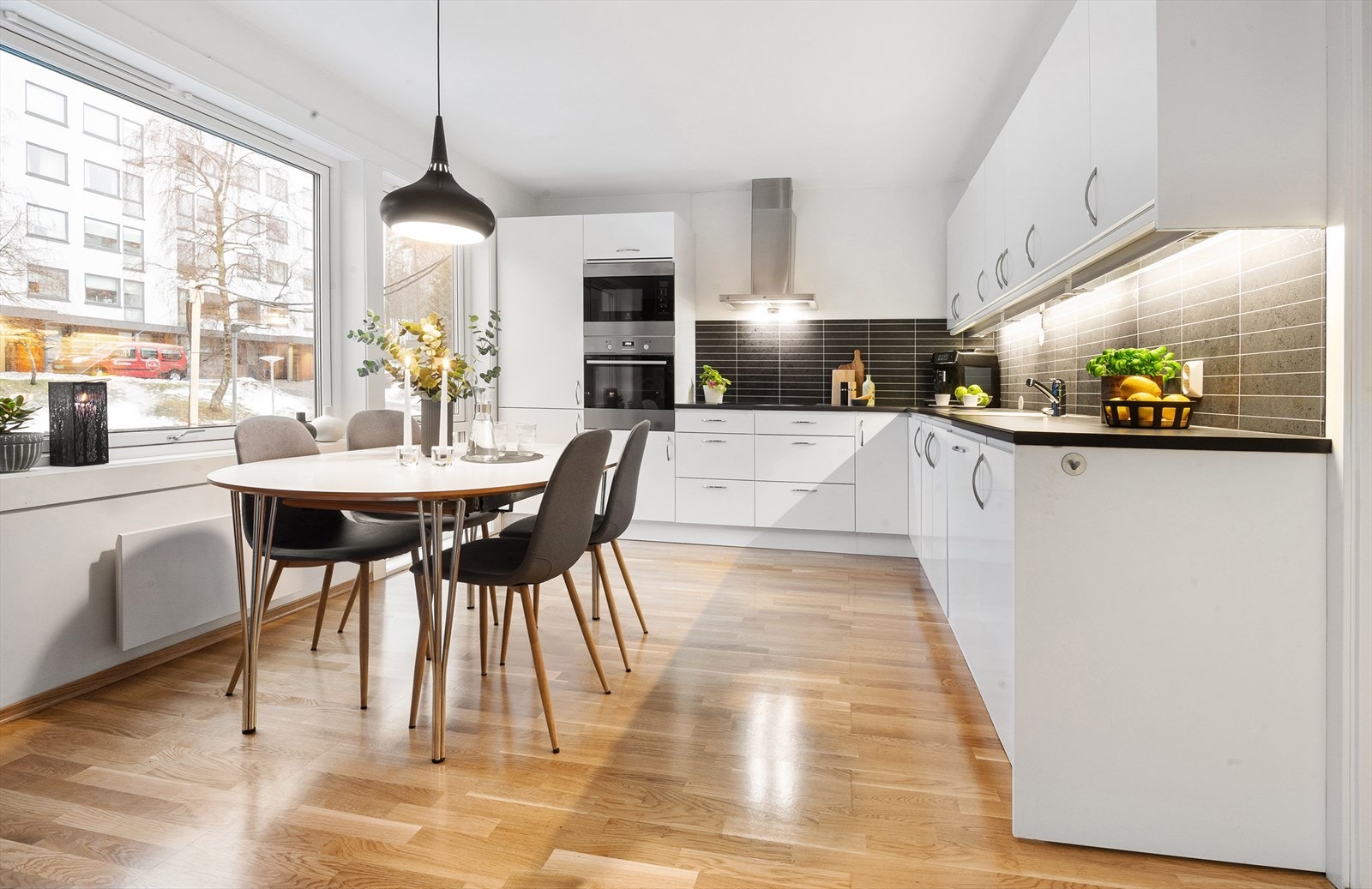 Stort og lyst spisekjøkken med innredning og hvitevarer fra 2018 Galleribilde