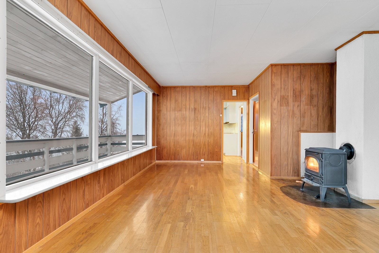 Kanskje muligheter for å åpne veggen inn til kjøkken, for å skape åpen stue/kjøkken løsning? Galleribilde