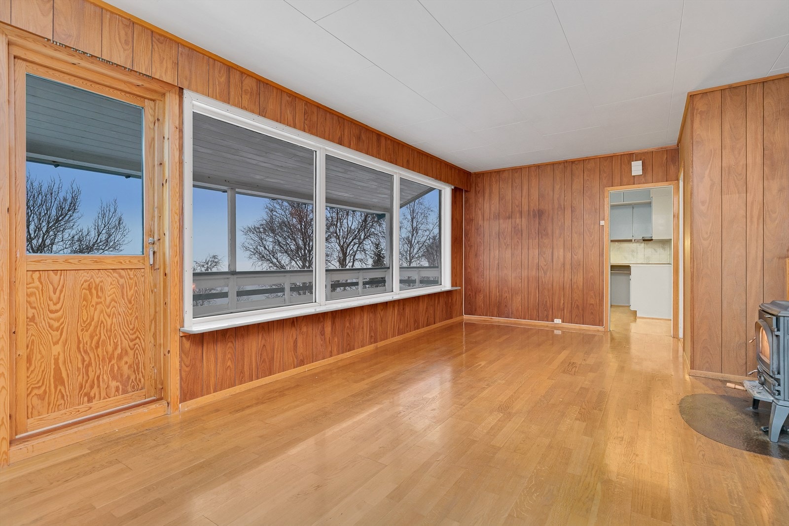 Romslig stue, med muligheter for møblering i flere soner. Galleribilde