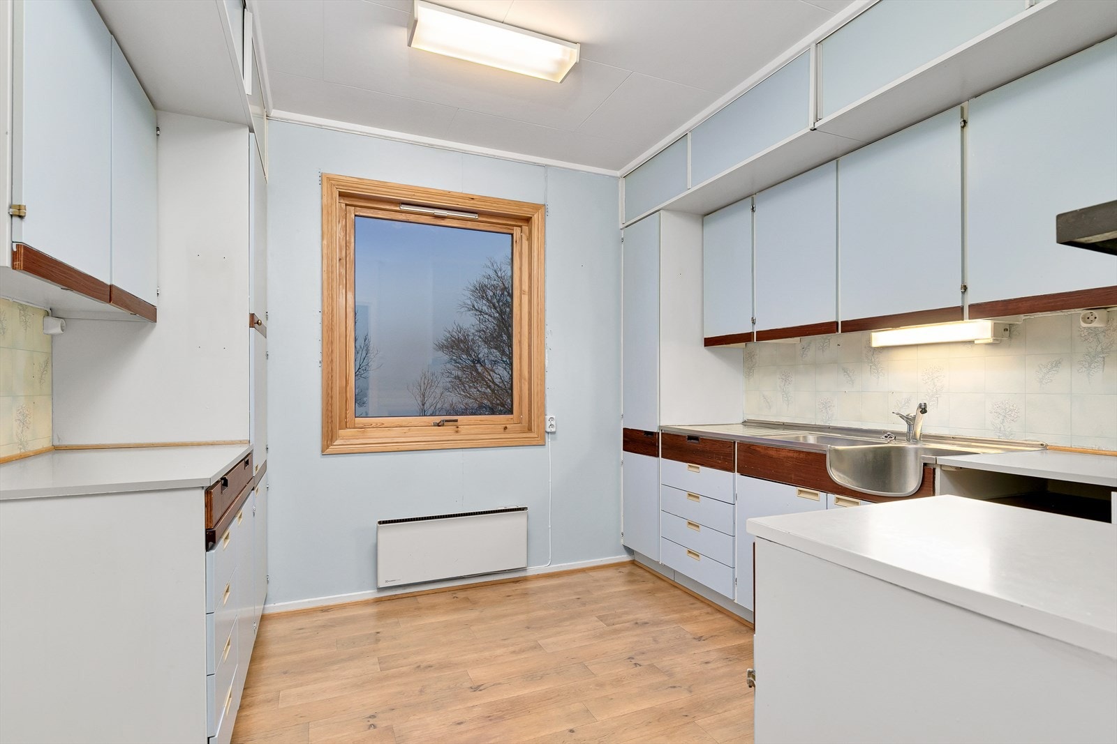 Kjøkken er tilliggende stue. Galleribilde